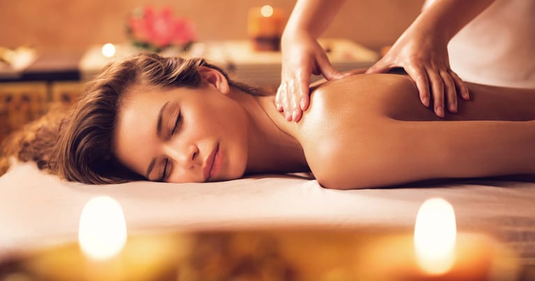 Mulher deitada de barriga para baixo recebendo massagem próximo as escápulas