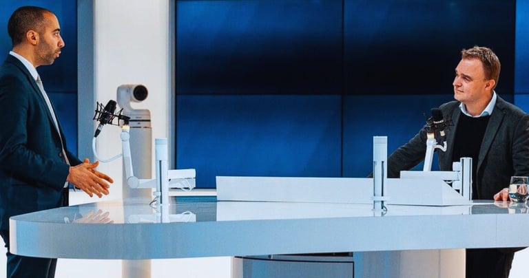 Microphones de presse illustrant l'obtention de couverture médiatique pour Wikipédia