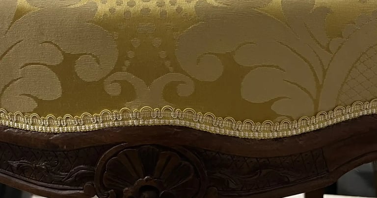Détail d'une chaise Louis XV avec brocard de soie jaune et galon crête jaune et blanc