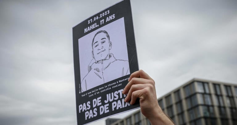 Une affiche brandie par un participant à la marche silencieuse organisée par la mère de Nahel Merzou