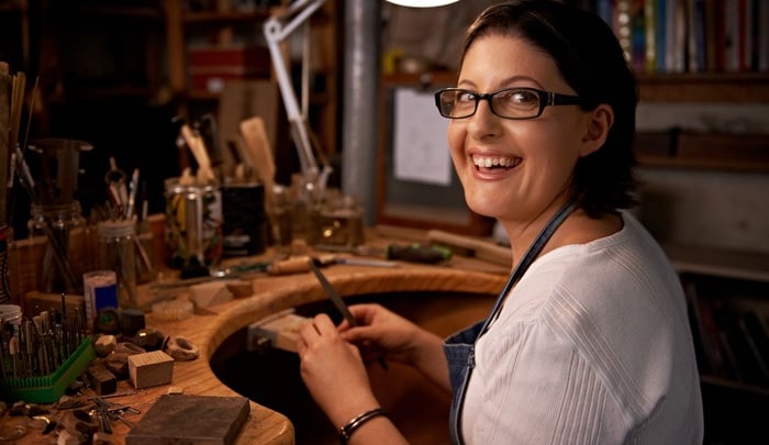 Artesana trabajando la madera en su taller