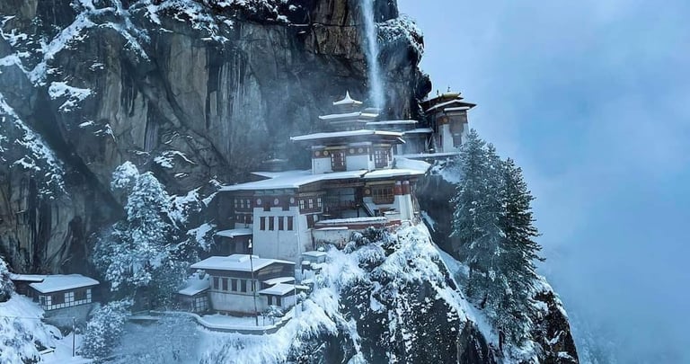 tiger's_nest_monastery_in_paro_valley_drapped_in_snow_during_winter