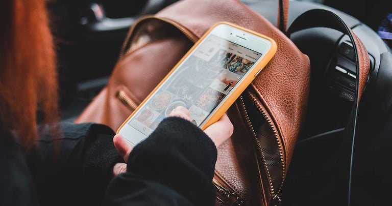 imagem de uma jovem usando seu celular nas redes sociais.