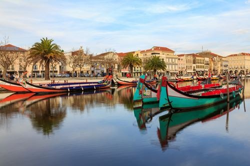 Barque colorées "Moliceiros" sur le canal "La Ria d'Aveiro" Portugal