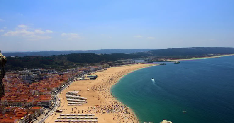 vue aérienne du Sitio-de-Nazaré vers la plage et la ville de Nazaré au Portugal