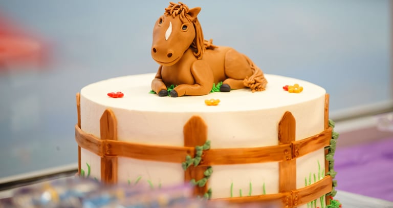 A cute cake with Snickers made of frosting