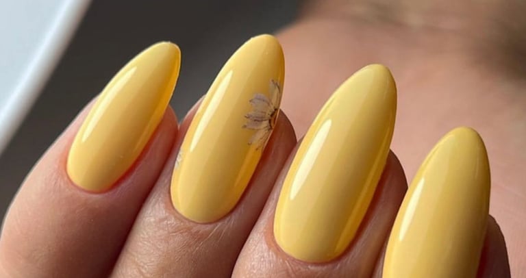 Geltoni priauginti klientės nagai