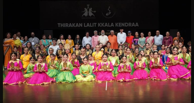 Picture of Thirkan Lalit Kkala Kendraa group members and students 