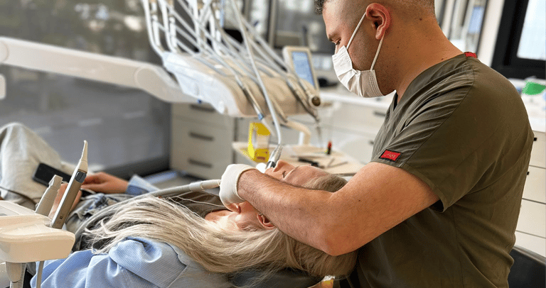 Girne, Kıbrıs’ta uzman diş hekimi Dr. Dt. Kemal Güldüren | Diş teli, ortodonti, şeffaf plak.