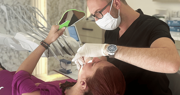 Girne, Kıbrıs’ta uzman diş hekimi Dr. Dt. Kemal Güldüren | Diş teli, ortodonti, şeffaf plak.