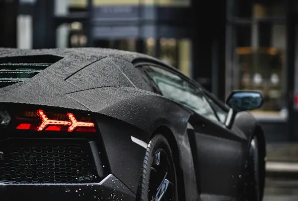 حماية السيارات الفاخرة بفيلم PPF مطفي في السعودية ودبي