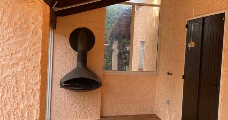 réfection de façade avec pose d'un poele a bois exterieur