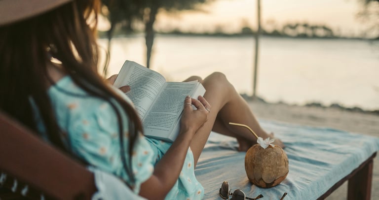 mulher lendo um livro