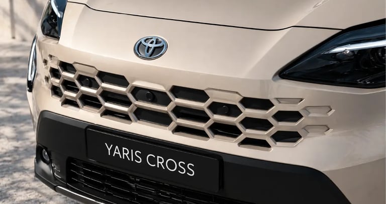 Grade dianteira do Toyota Yaris Cross 2026 em destaque com consumo de 25 km/l