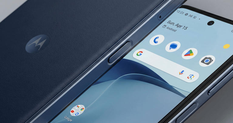 Detalhe da traseira do Moto G56 5G em azul marinho com foco no módulo de câmeras.