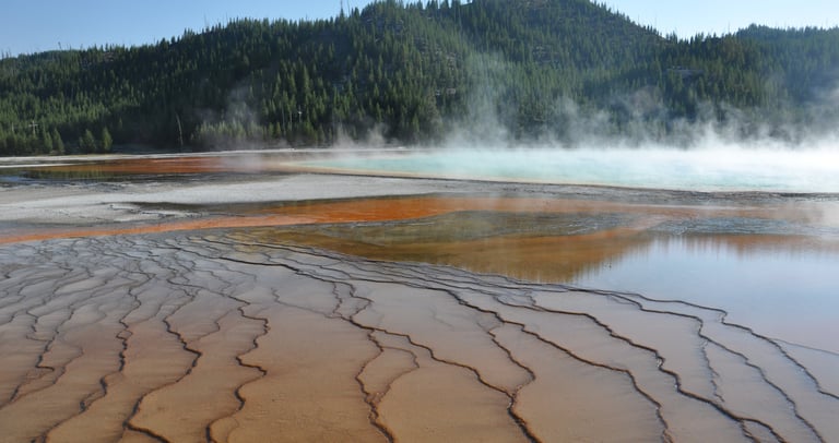 the grand prismatic spring in yellowstone national park