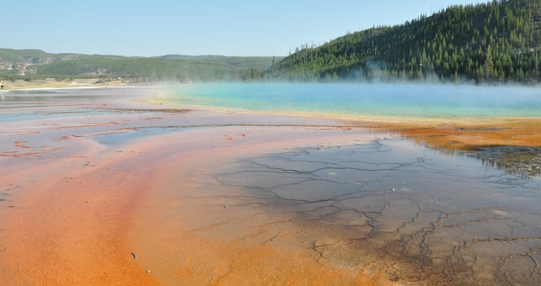 the grand prismatic spring in yellowstone national park