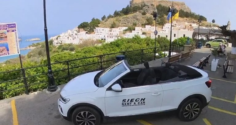 Kabriolet z wypożyczalni samochodów Siech Rent a Car w Lindos na Rodos z widokiem na Akropol Lindos 