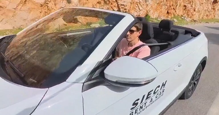 Mężczyzna jadący kabrioletem z wypożyczalni Siech Rent a Car po malowniczej górskiej drodze na Rodos