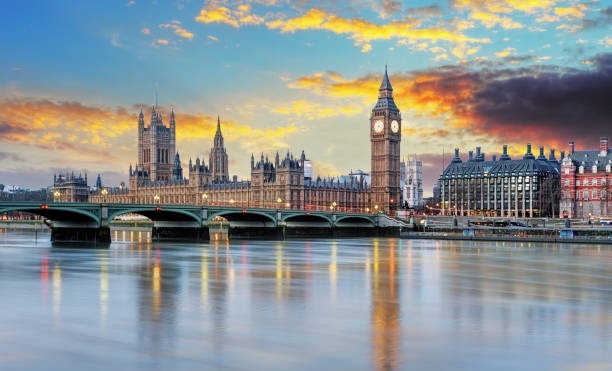 london city view through the thames river, tower of london, buckingham palace