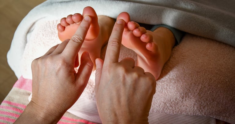 photos de 2 mains et 2 pieds, les index sont posés sur la pulpe des gros orteils des pieds