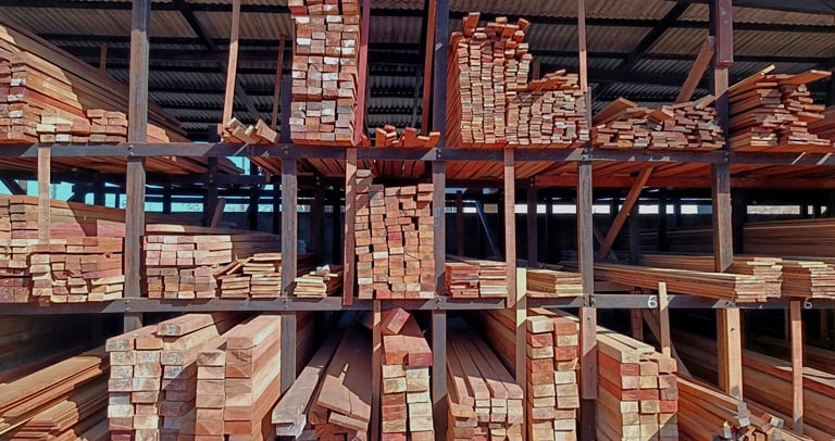 Stock de bois d'oeuvre sur des racks