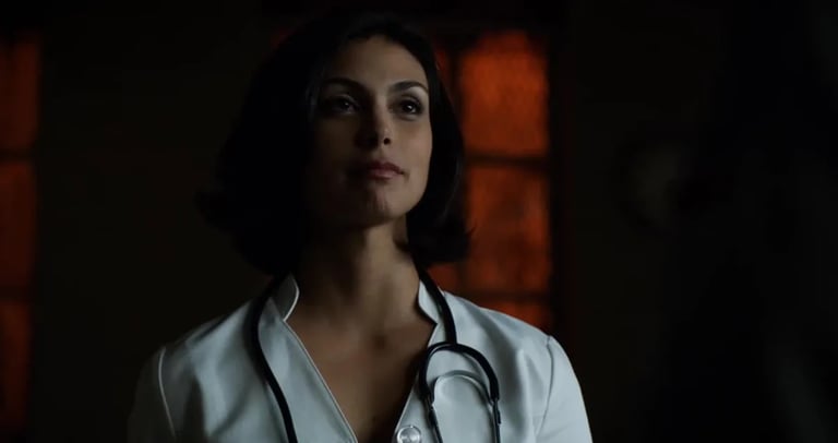 Cena da serie Gotham: A Dra. Leslie Thompkins