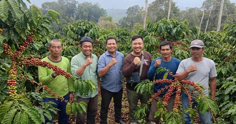 Para petani yang bekerjasama dengan Sin Coffeeshop