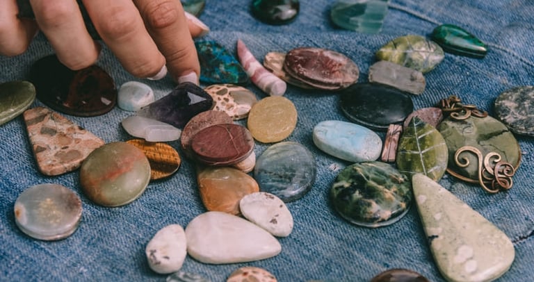 Piedras naturales de colores sobre mesa de trabajo para la elaboración de joyería artesanal mexicana