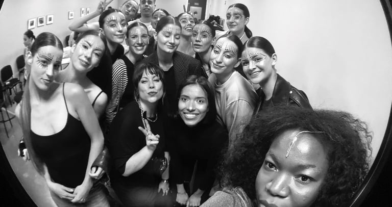 modelos de coach4models con Kristen tras un desfile