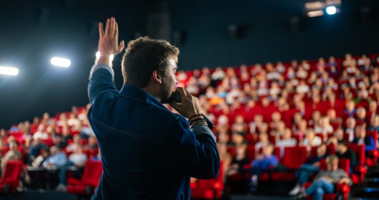 Aurélien Cailloce, animateur professionnel lors d'une avant-première dans un cinéma face public