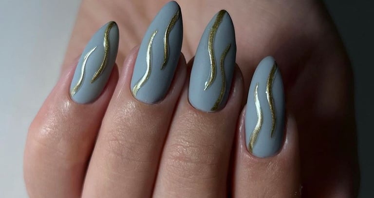 Priauginti nagai su dekoru