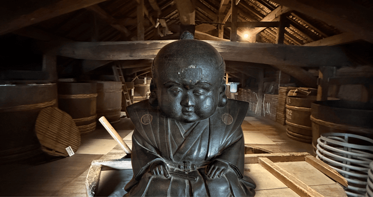 Expert analysant l’authenticité d’une pièce japonaise