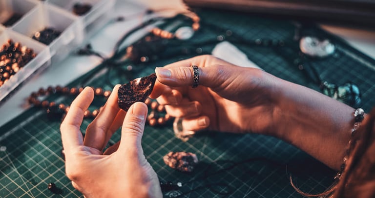 Piedra elegida para joyería artesanal.
