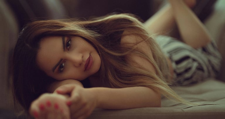 photo boudoir, femme couchée au canapé