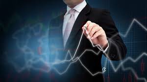 Alt Text: "Homem de terno traçando um gráfico financeiro ascendente, representando o crescimento e a análise de investimentos