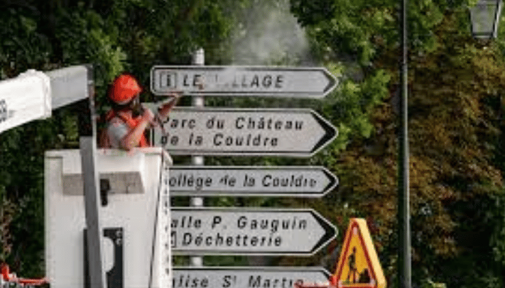 Nettoyage des panneaux de signalisation sin le noble, Valenciennes, Petite Forêt