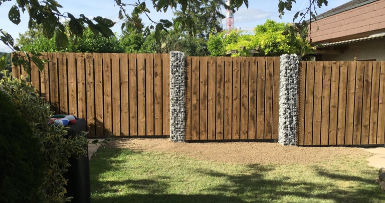 j.landolt gartenbau GmbH in Bülach -Seitenwand aus Holzlatten und Gabionen – Gartenbauer 8180