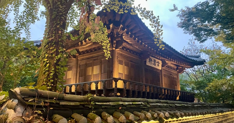 Pavillon traditionnel coréen dans un cadre naturel