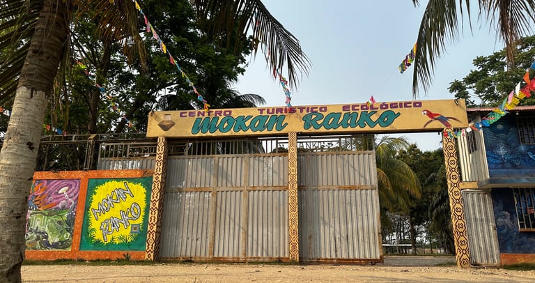 The entrance gate of Centro Turistico Ecologico Mokan Ranko in  with colorful murals in Santa Marta