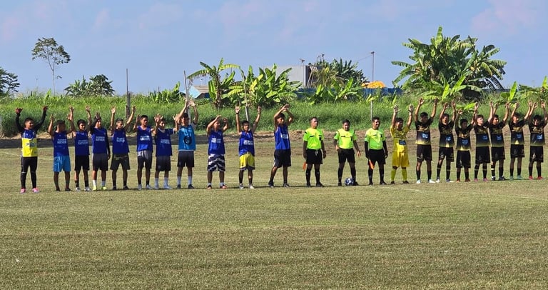 Soccer teams and referees lining up during an outdoor tournament at Mokanranko Recreo Pucallpa