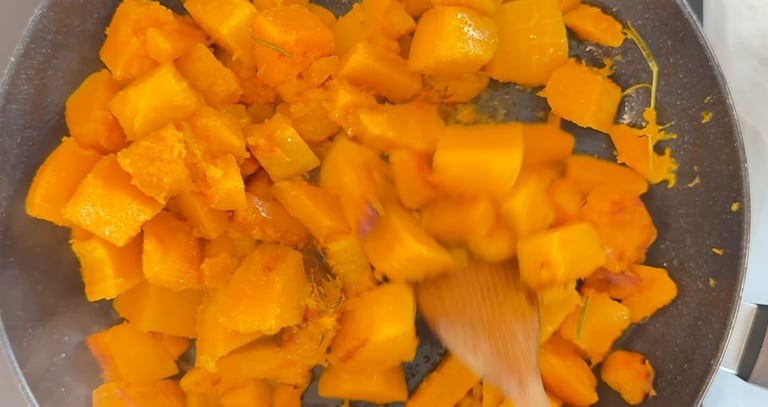 Cuoce la zucca a fuoco basso per circa 15–20 minuti, finché non sarà morbida e tenera