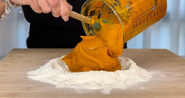 Preparare l’impasto la purea di zucca tiepida e farina