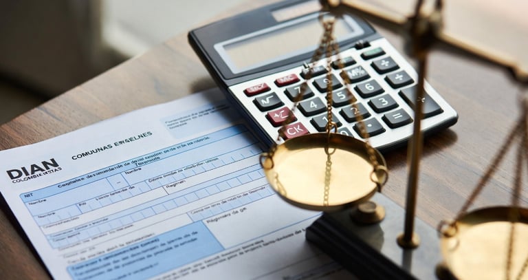 calculadora, balanza, documentos de la Dian