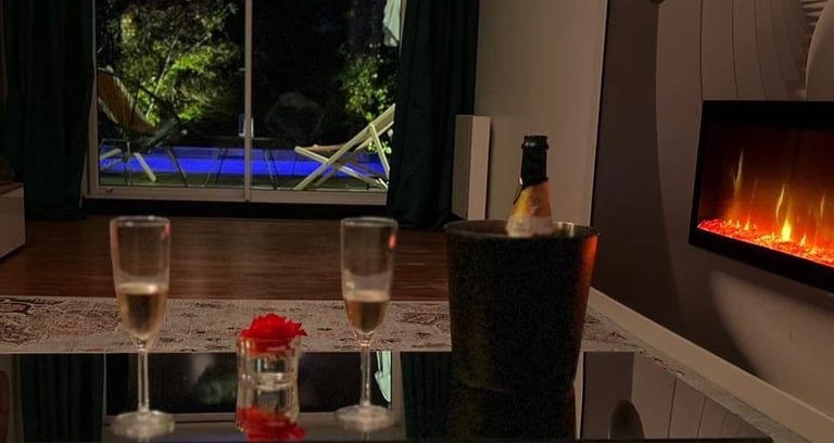 salon avec cheminée et vue sur piscine de la love room