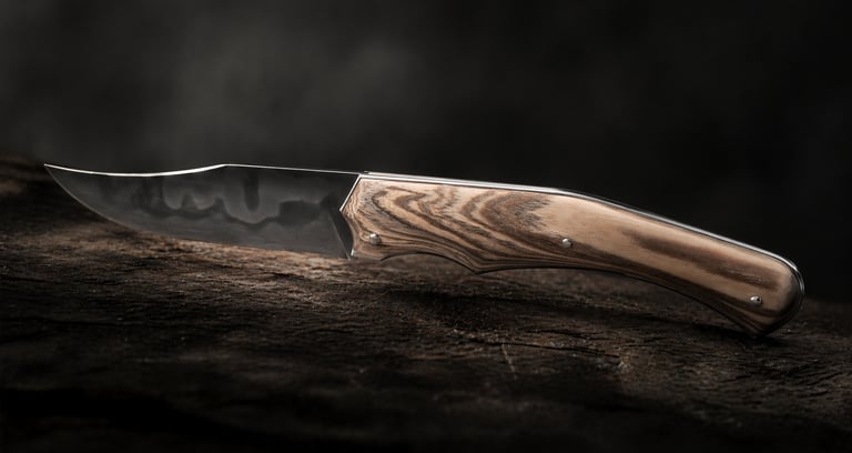 Couteau le résistant avec manche en bois de Frêne du Vercors