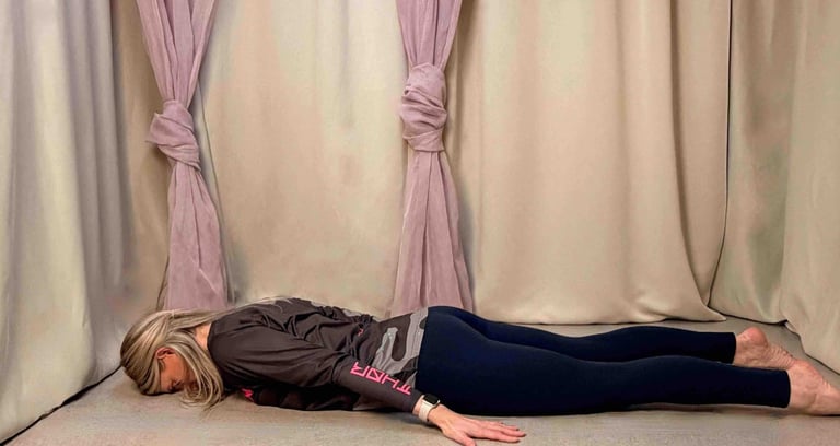 Yogalehrerin Anja in der Ausgangspositions für Haltung der Heuschrecke, Shalabasana