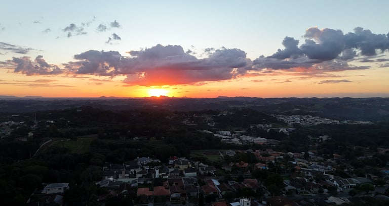 Imagem de por de sol capturada por um drone