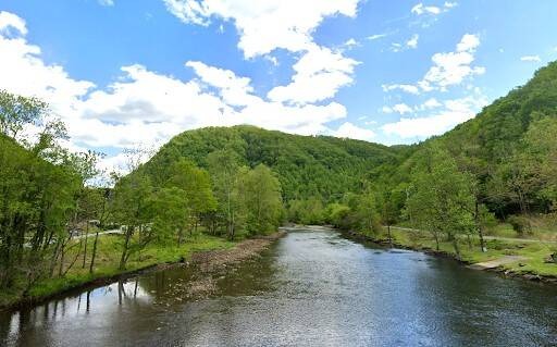 TN Rivers - View of the Little Pigeon river lower section just after launching in Hartford
