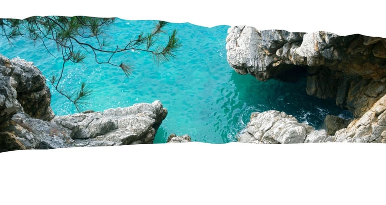 Foto de fundo da página com vista do Mar Adriático, destacando a coloração azul-esverdeada da água